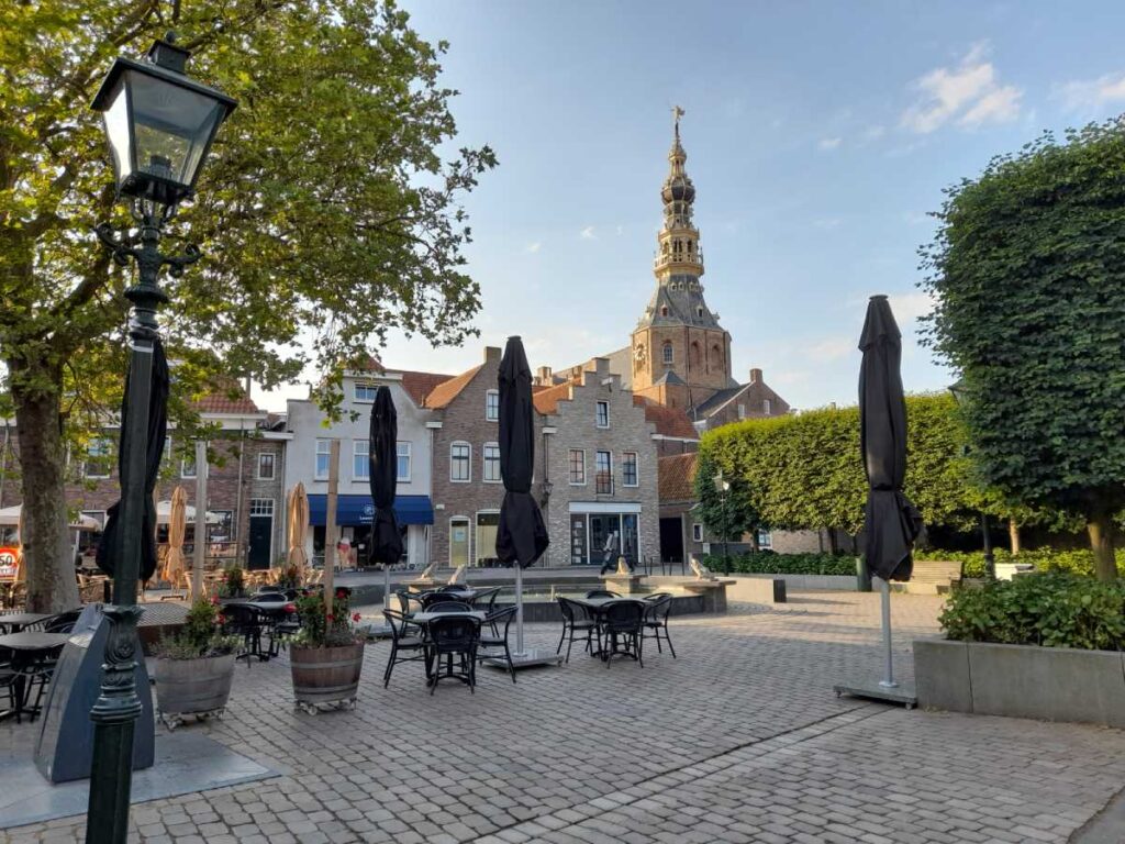 Montmaertre Plein in Zierikzee stadstoren