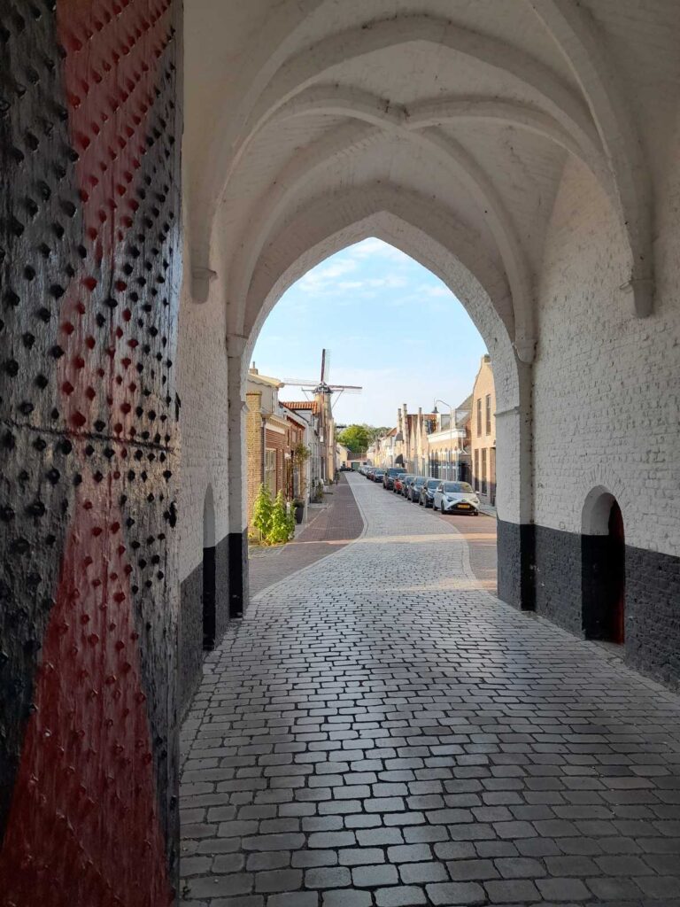 Nobelpoort doorkijk de stad in