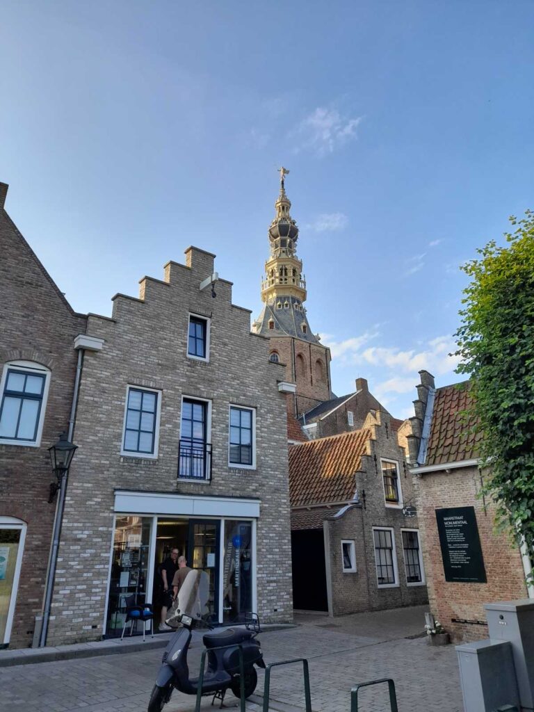 stadstoren zierikzee museum vanaf plein