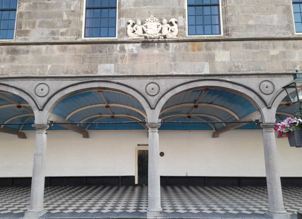 stadswapen boven gasthuiskerk havenplein